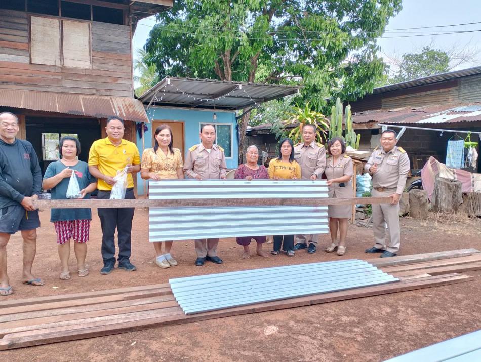 วันที่ ๓ มีนาคม ๒๕๖๘ นายสมคิด ลังกา นายกองค์การบริหารส่วนตำบลโพธิ์ตาก เลขานุการนายกฯ ปลัด อบตฯ ผู้อำนวยการกองการศึกษาฯ  รักษาการผอ.กองช่างฯ หัวหน้าสำนักปลัด เจ้าพนักงานป้องกัน ลงพื้นที่สำรวจข้อเท็จจริงผู้ประสบภัยจากพายุฤดูร้อนที่เกิดขึ้นวันที่ ๒   มีนาคม ๒๕๖๘  เพื่อให้ความช่วยเหลือเร่งด่วนและจัดหาวัสดุอุปกรณ์   ซ่อมแซมบ้านให้  นางหนูรัตน์ พรมตา  ณ บ้านหนองบัว   หมู่ที่ ๑ ตำบลโพธิ์ตาก อ.เมืองนครพนม จ.นครพนม