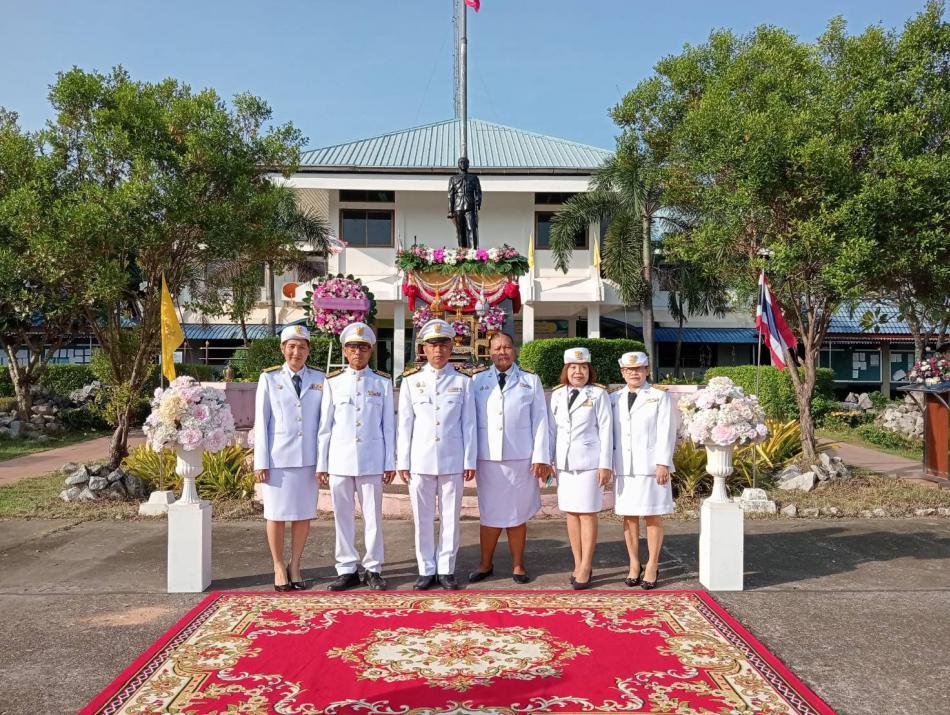 นายสมคิด ลังกา นายกองค์การบริหารส่วนตำบลโพธิ์ตาก พร้อมคณะผู้บริหารและข้าราชการในสังกัด เดินทางไปร่วมพิธีวางพวงมาลาเนื่องในวันปิยมหาราช