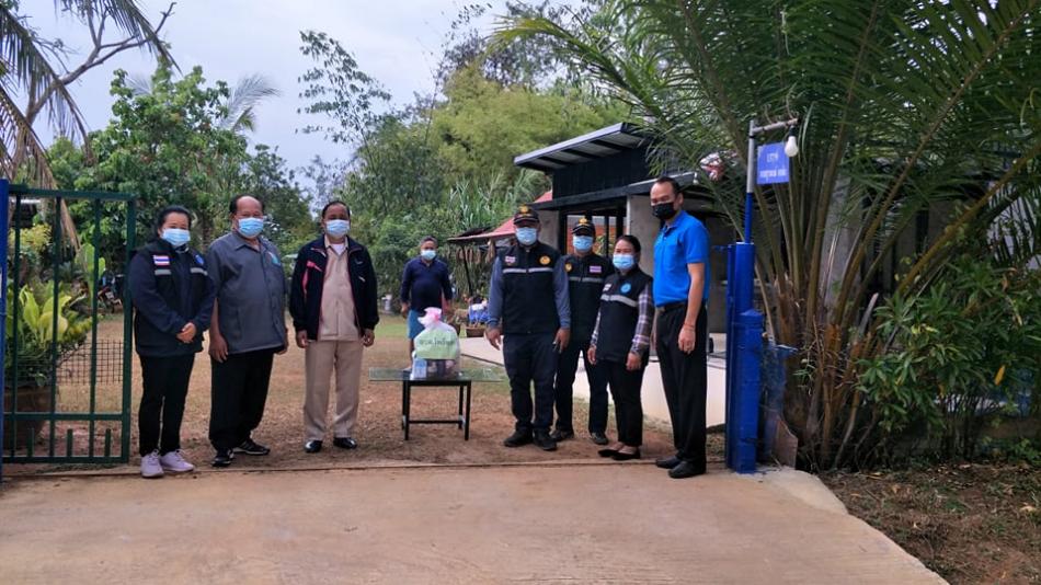 คณะผู้บริหารมอบถุงยังชีพให้กับครอบครัว กลุ่มผู้สัมผัสเสี่ยงสูงโรคติดเชื้อไวรัสโคโรนา 2019 ในพื้นที่ตำบลโพธิ์ตาก